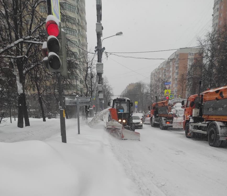 Коммунальщики в Восточном Измайлове в усиленном режиме убирают снег