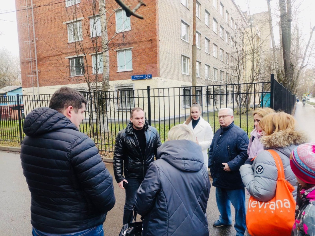 Власти Восточного Измайлова обещали проверить на аварийность деревья на 9-й Парковой