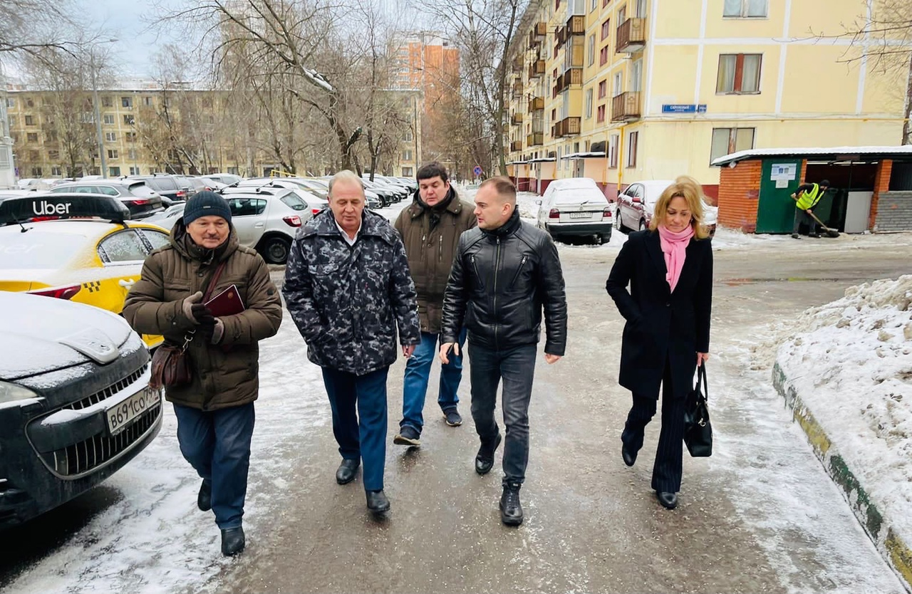 Главы управы проинспектировал дворы на Сиреневом бульваре