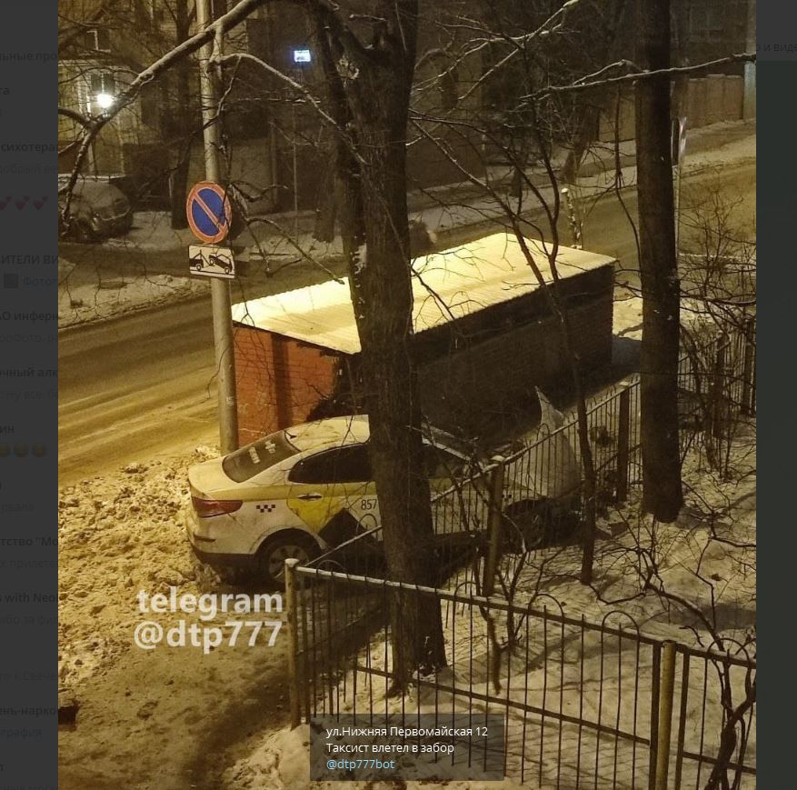 Такси протаранило забор на Нижней Первомайской